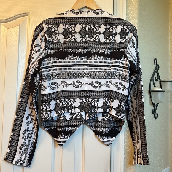 BEBE NWT black and white printed asym jacket sz 6 - Picture 4 of 4